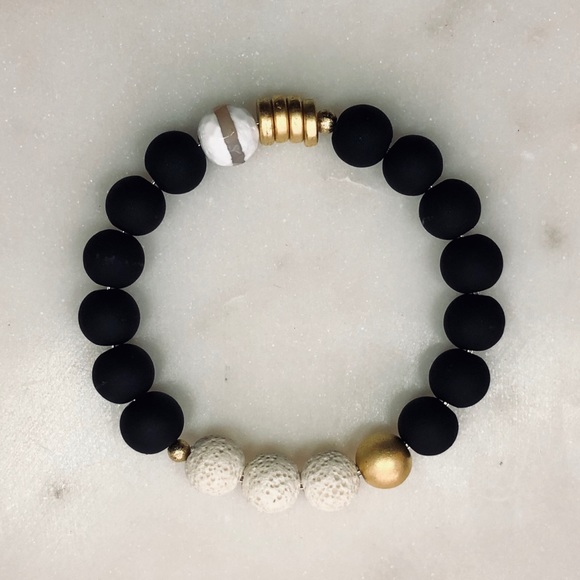 ✨ Handmade Beaded Stretch Bracelet – Black & Gold - Picture 2 of 2